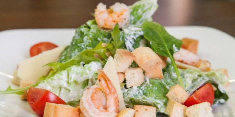 Caesar salát pro nový rok 2022: jednoduchý, vynikající a snadný recept, design nápady, hlavní třída na fotografii